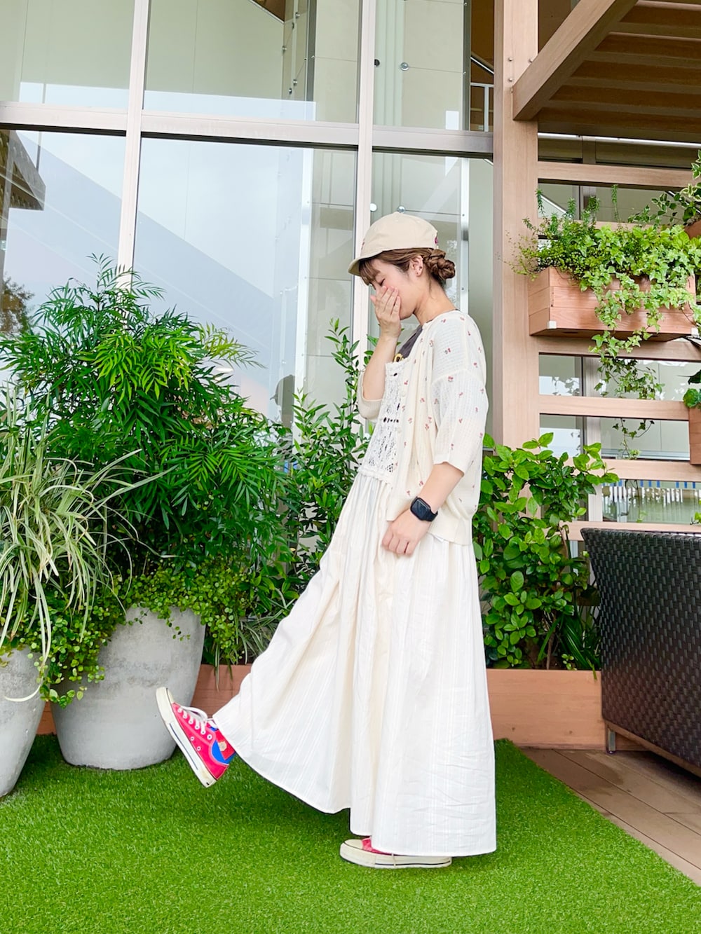 ホワイト系のワンピースを着用したレディースの冬コーディネートの2枚目の写真