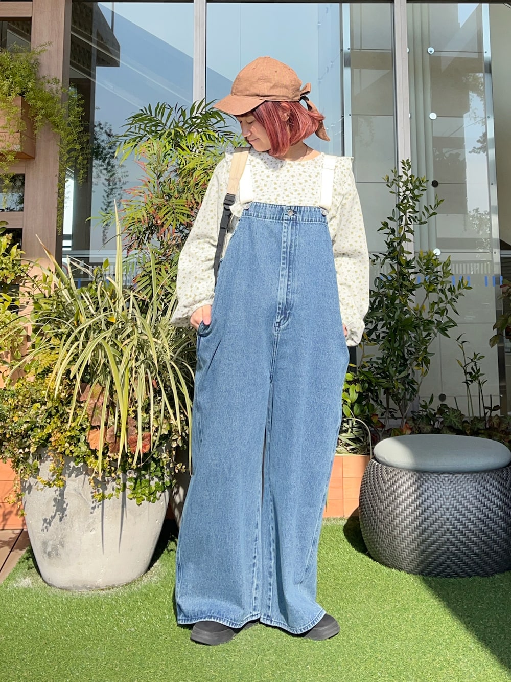 ブラウン系のハットを着用したレディースの夏コーディネートの2枚目の写真