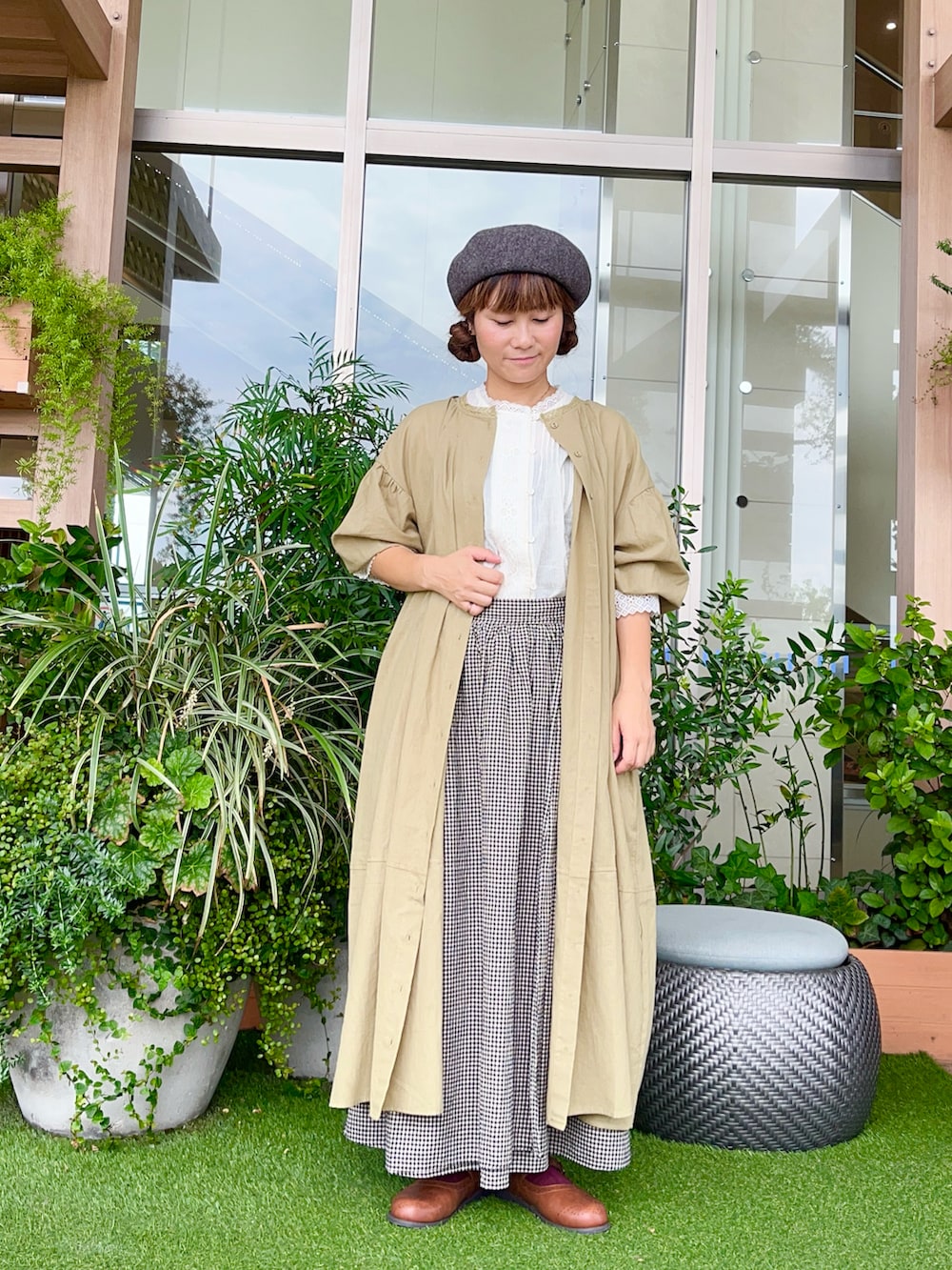 ブラウン系のハットを着用したレディースの冬コーディネートの2枚目の写真