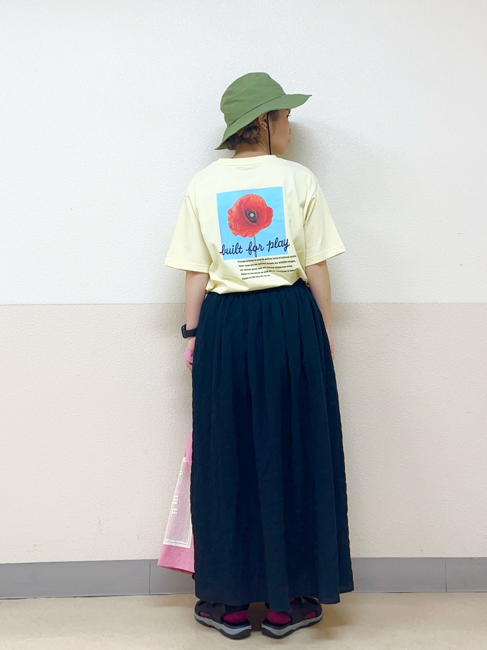 イエロー系のTシャツ/カットソーを着用したレディースの秋コーディネートの3枚目の写真