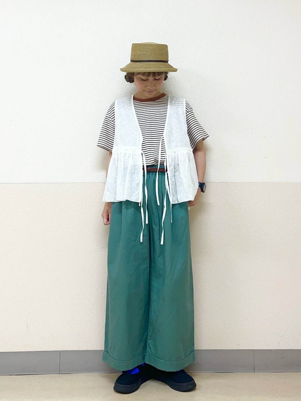 ベージュ系のハットを着用したレディースの秋コーディネートの2枚目の写真