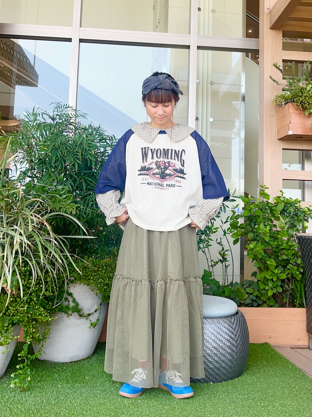 ブルー系のニット/セーターを着用したレディースの冬コーディネートの2枚目の写真