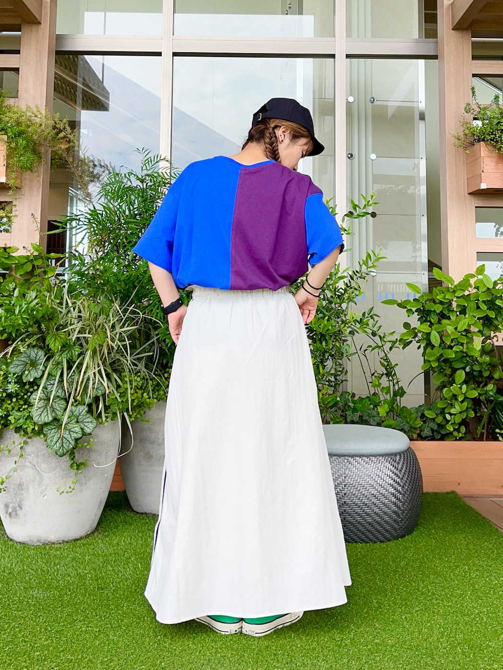 ブラック系のハットを着用したレディースの冬コーディネートの3枚目の写真