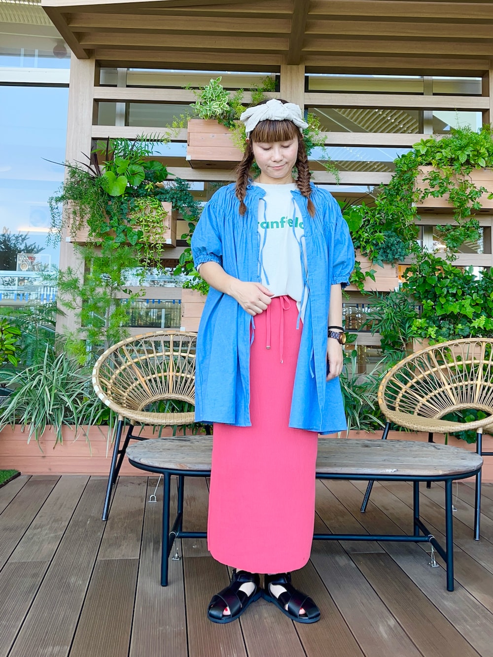 レッド系のスカートを着用したレディースの冬コーディネートの2枚目の写真