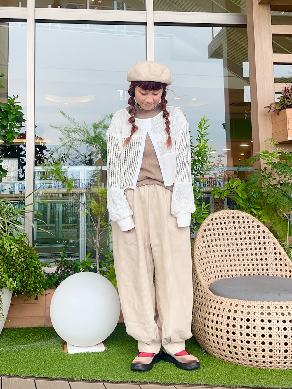 ホワイト系のカーディガン/ボレロを着用したレディースの春コーディネートの2枚目の写真