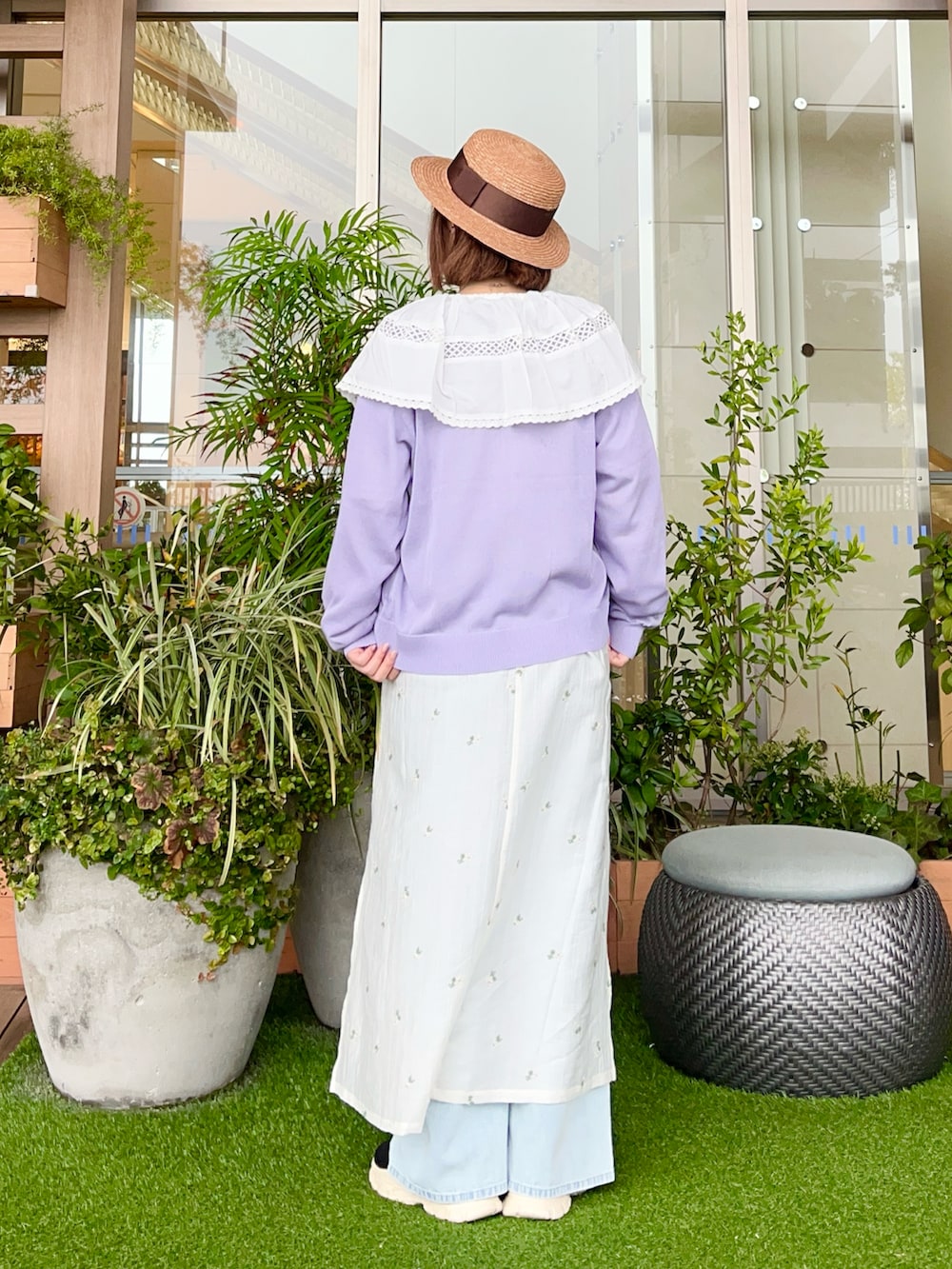 ホワイト系のワンピースを着用したレディースの春コーディネートの3枚目の写真