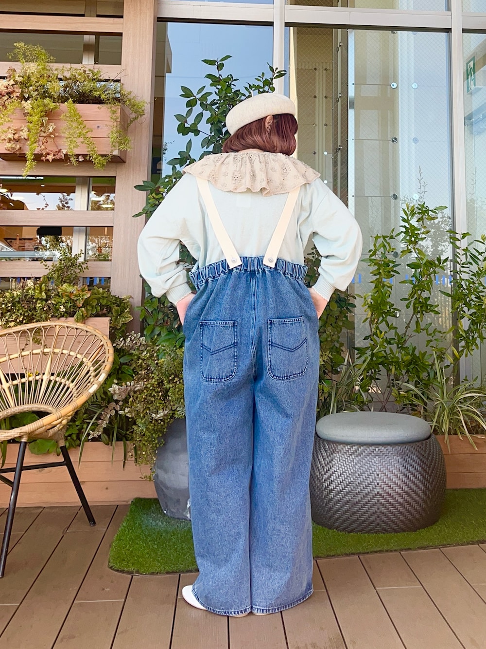 ブルー系のサロペット/オーバーオールを着用したレディースの夏コーディネートの3枚目の写真