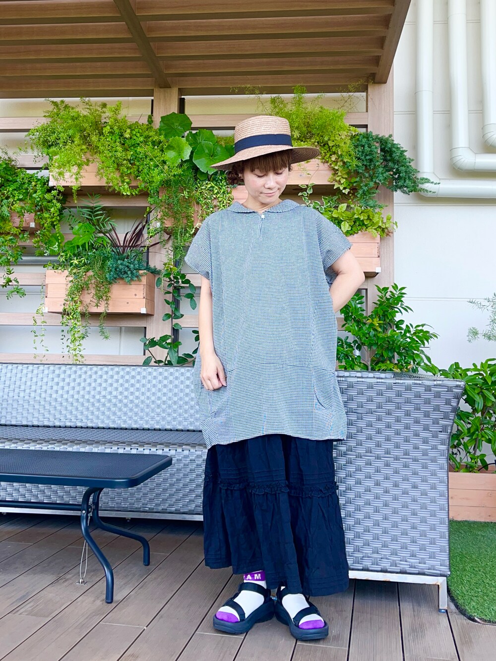 ベージュ系の帽子を着用したレディースの冬コーディネートの2枚目の写真