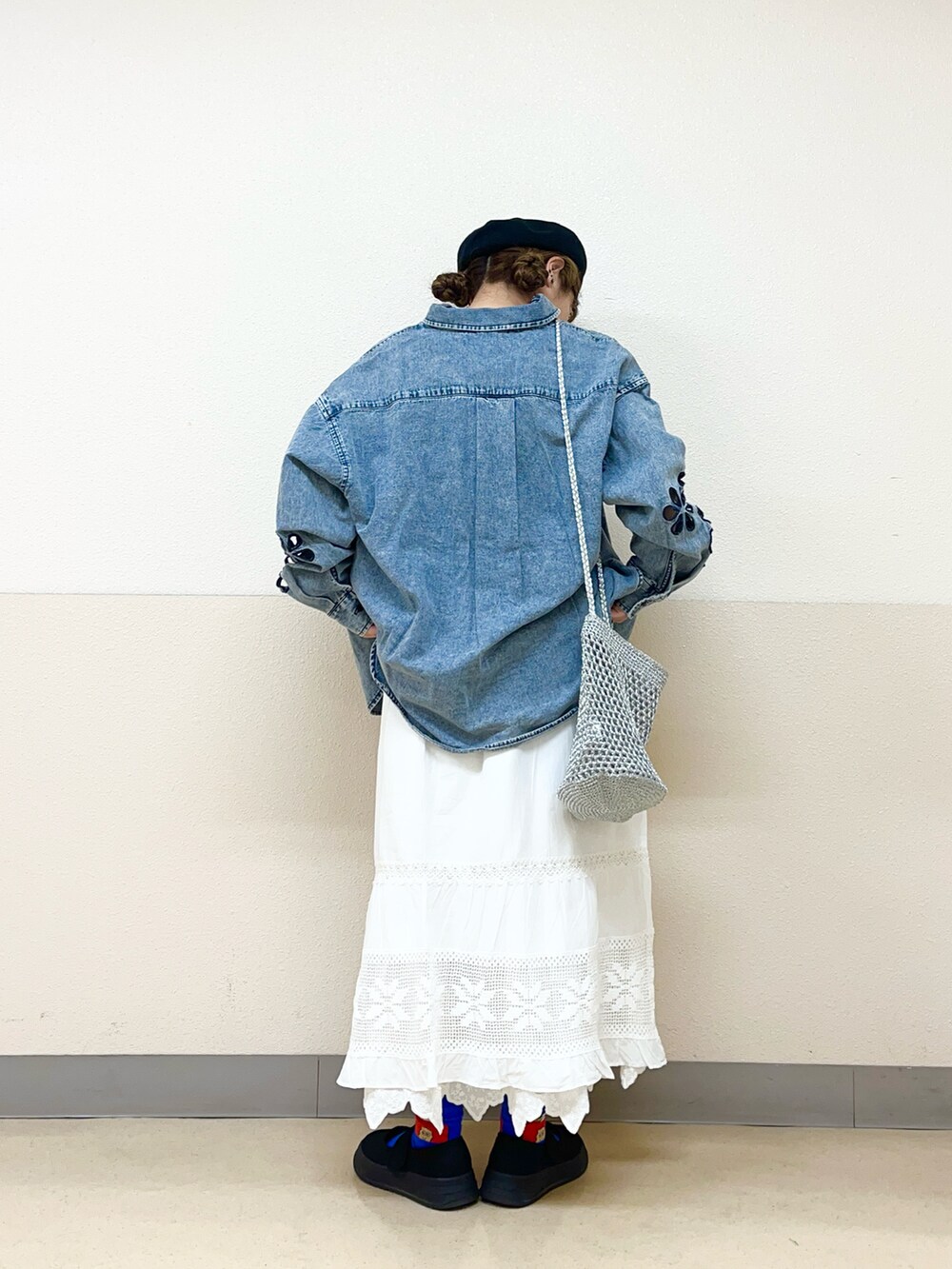 ブラック系のハットを着用したレディースの秋コーディネートの3枚目の写真