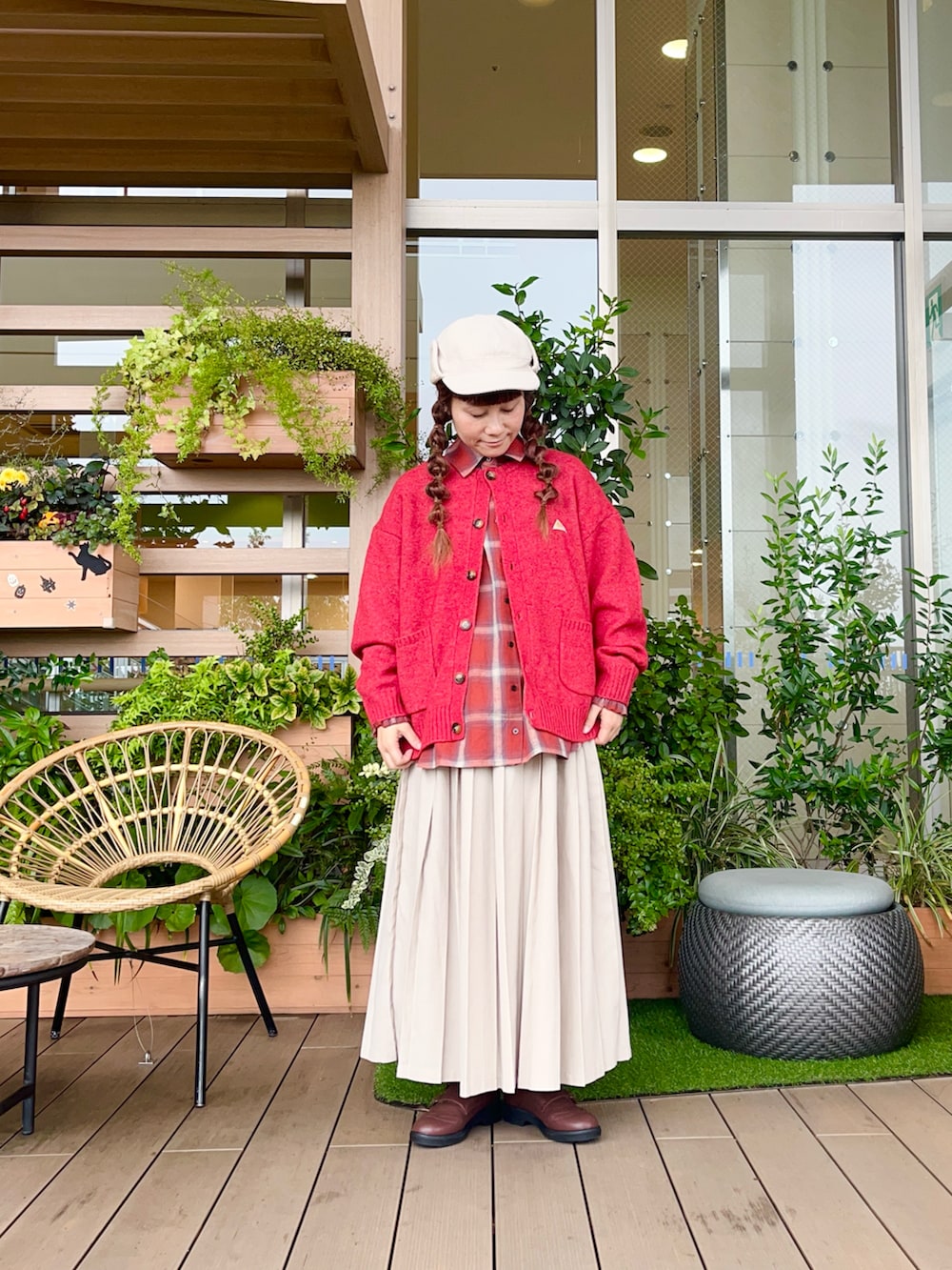 レッド系のカーディガン/ボレロを着用したレディースの春コーディネートの2枚目の写真