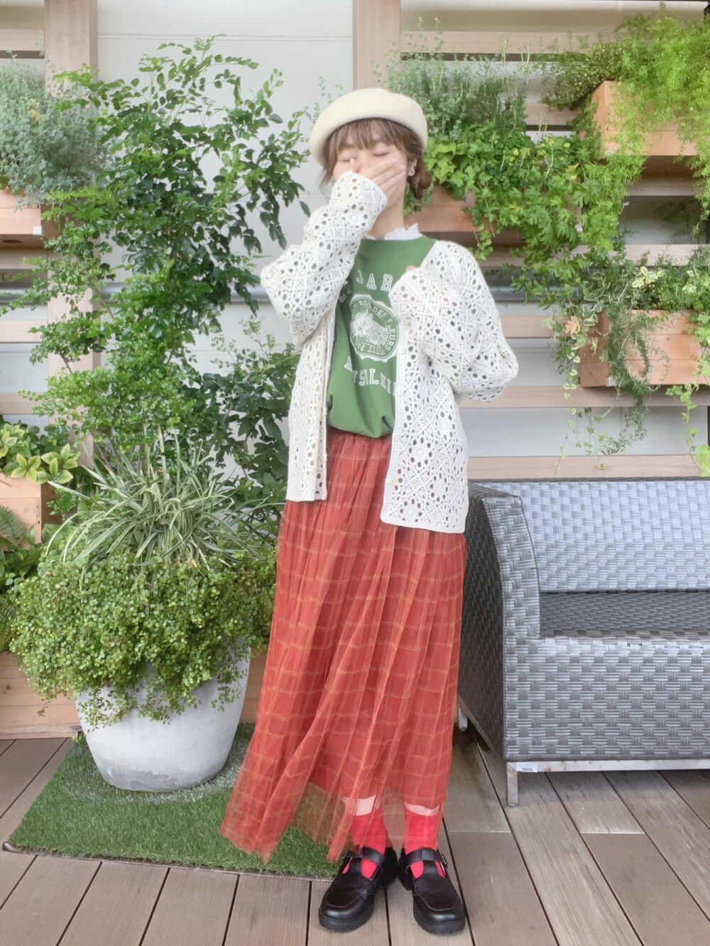 「秋っぽコーデ更新中、チェック、おでかけコーデ、大人女子、カジュアルコーデ、低身長コーデ、イオンモール浜松志都呂、カーキ、スウェットコーデ、スカートコーデ、デート、サマンサ モスモス(Samansa Mos2)、ママファッション、ベレー帽推奨委員会」｜「Samansa Mos2のかぎ針編み風カーディガン（カーディガン/ボレロ、ホワイト系）」を使った、も  な  こさん（レディース・152cm）の秋コーディネートの2枚目の写真