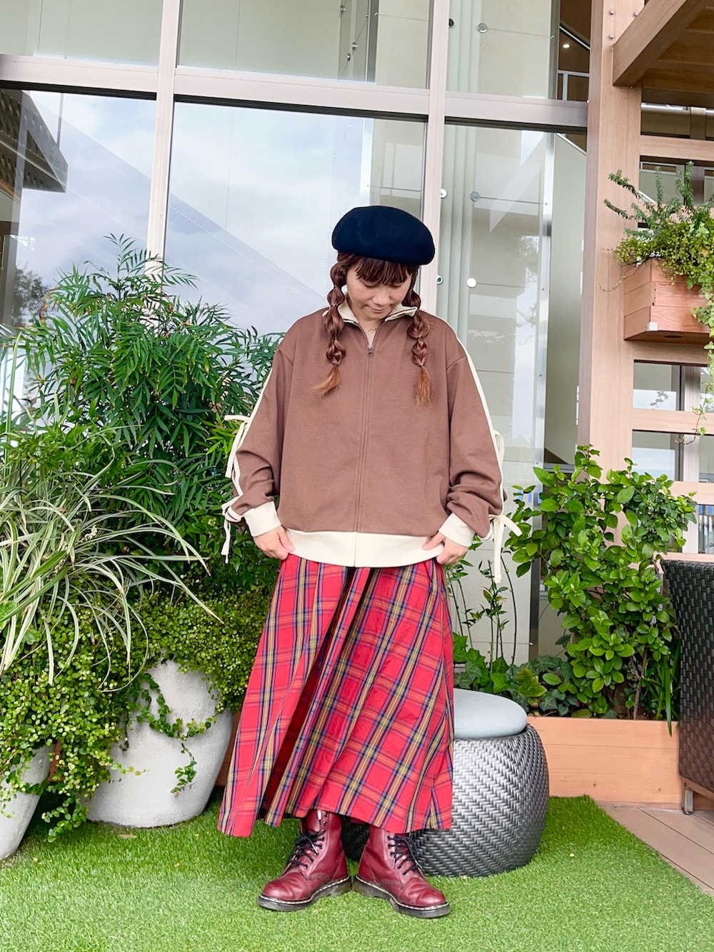 レッド系のスカートを着用したレディースの冬コーディネートの2枚目の写真