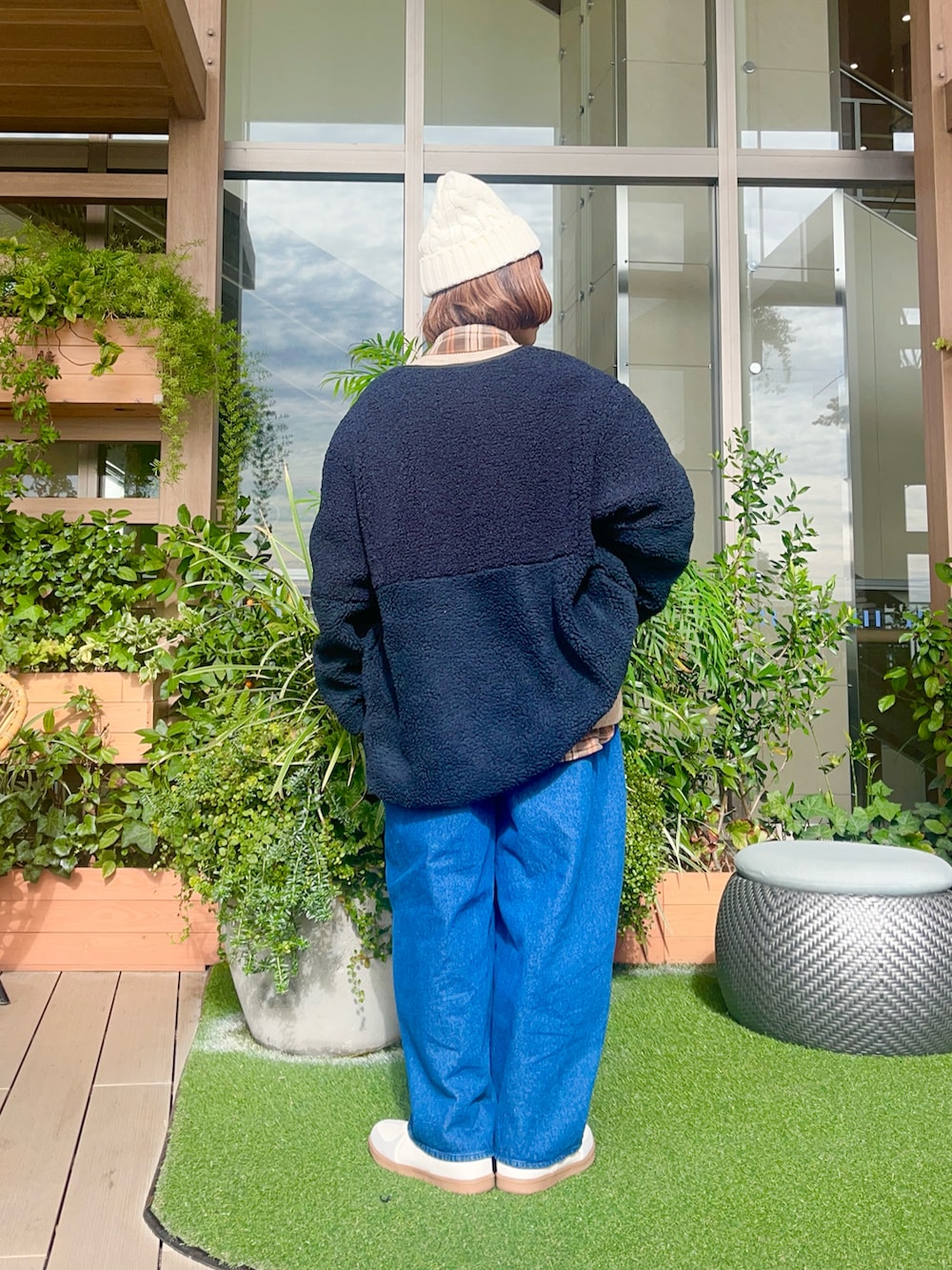 ブルー系のジャケット/アウターを着用したレディースの春コーディネートの3枚目の写真