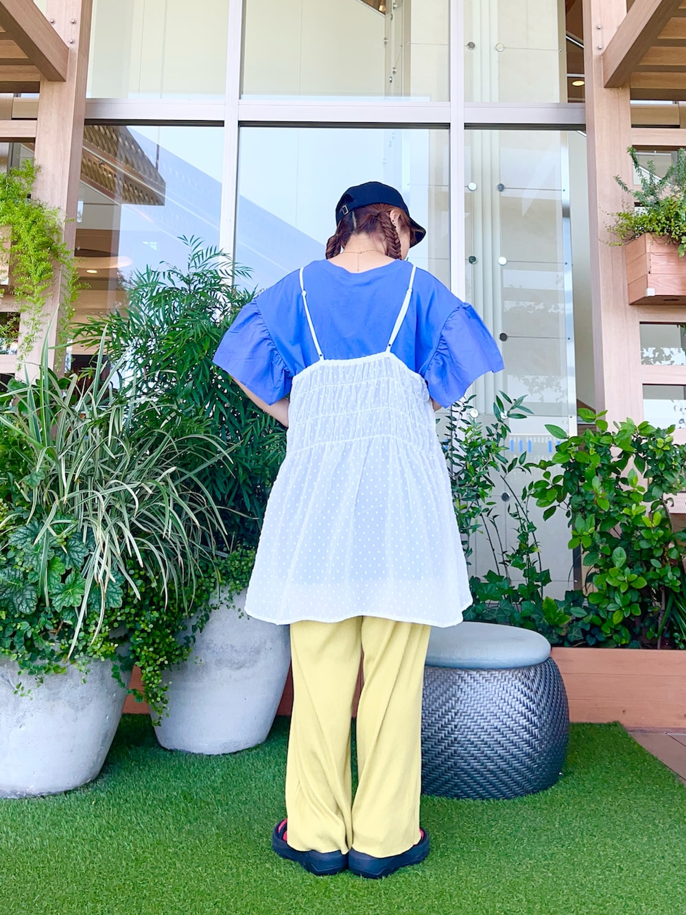 ブラック系のキャップを着用したレディースの冬コーディネートの3枚目の写真