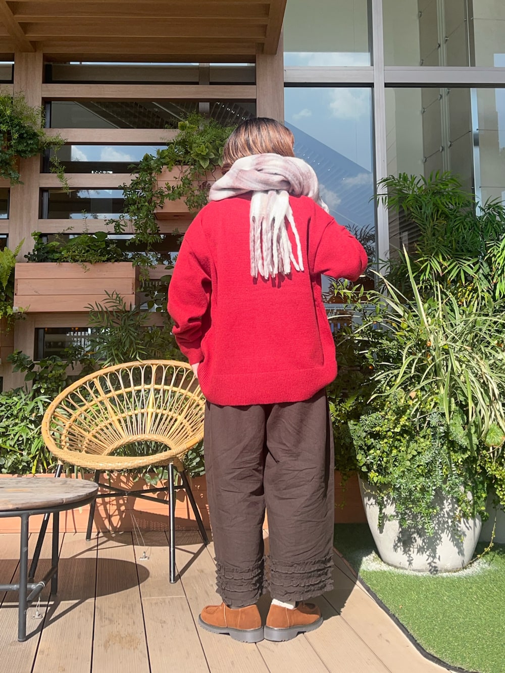 レッド系のニット/セーターを着用したレディースの春コーディネートの3枚目の写真