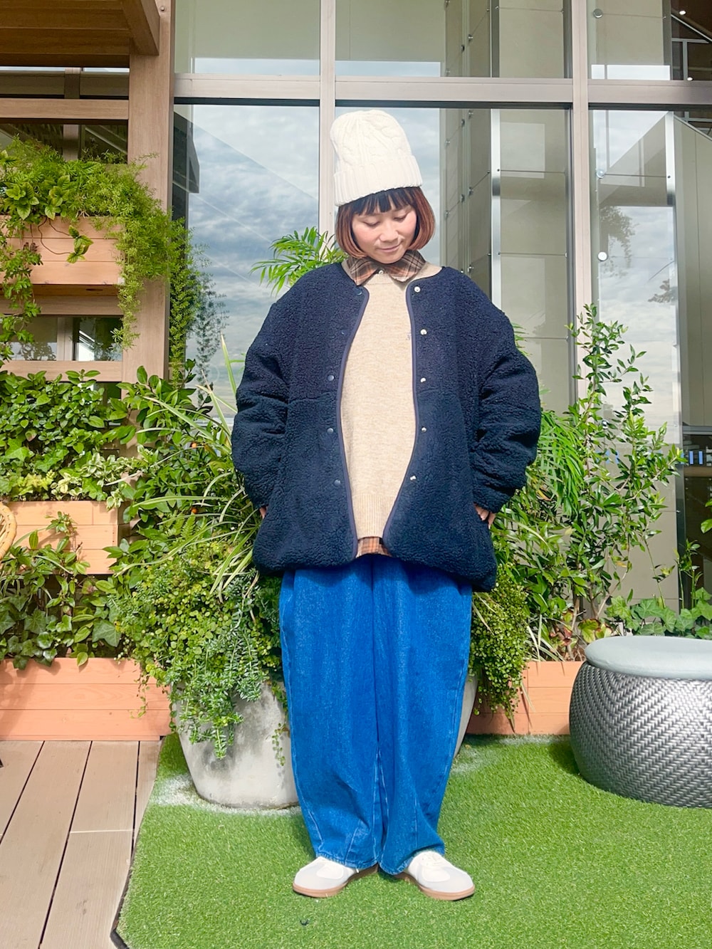 ブルー系のジャケット/アウターを着用したレディースの春コーディネートの2枚目の写真