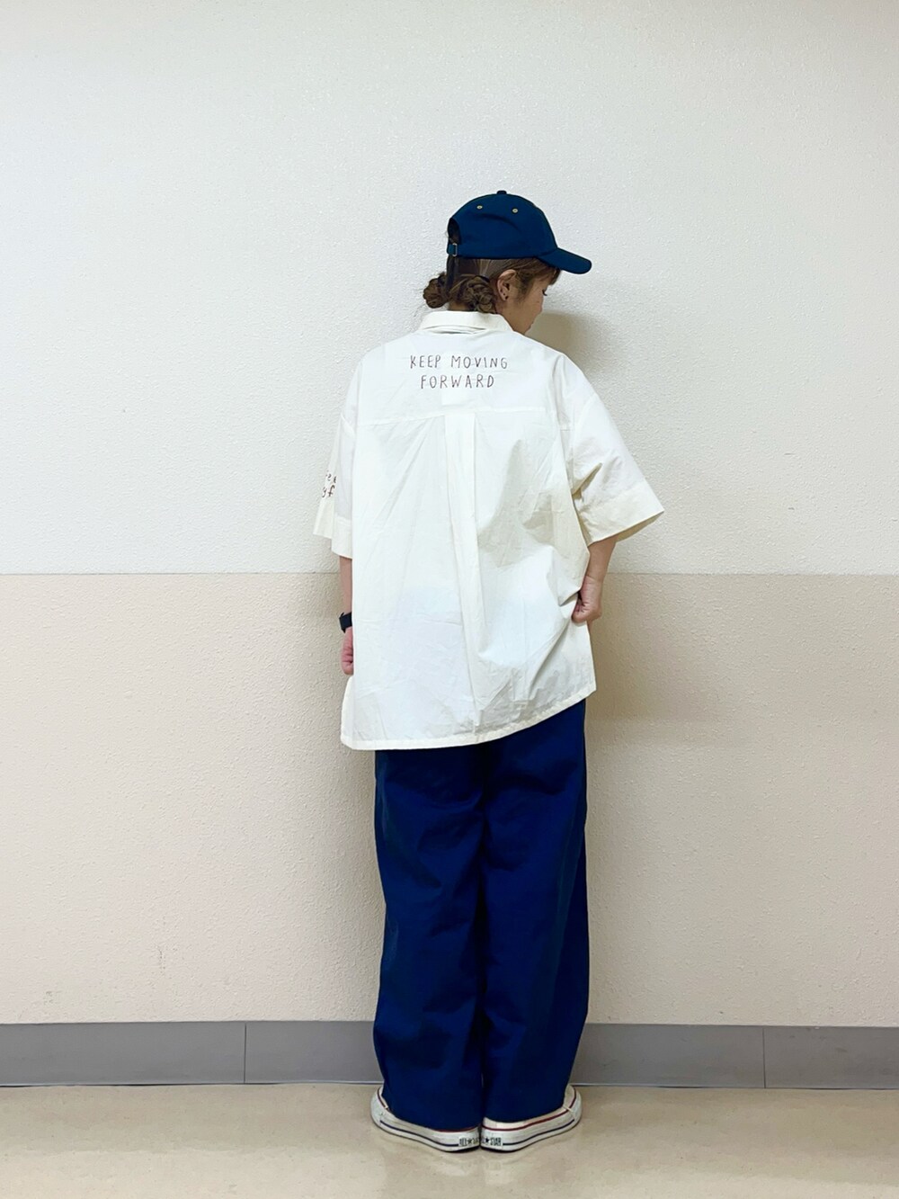 ブルー系のハットを着用したレディースの秋コーディネートの3枚目の写真