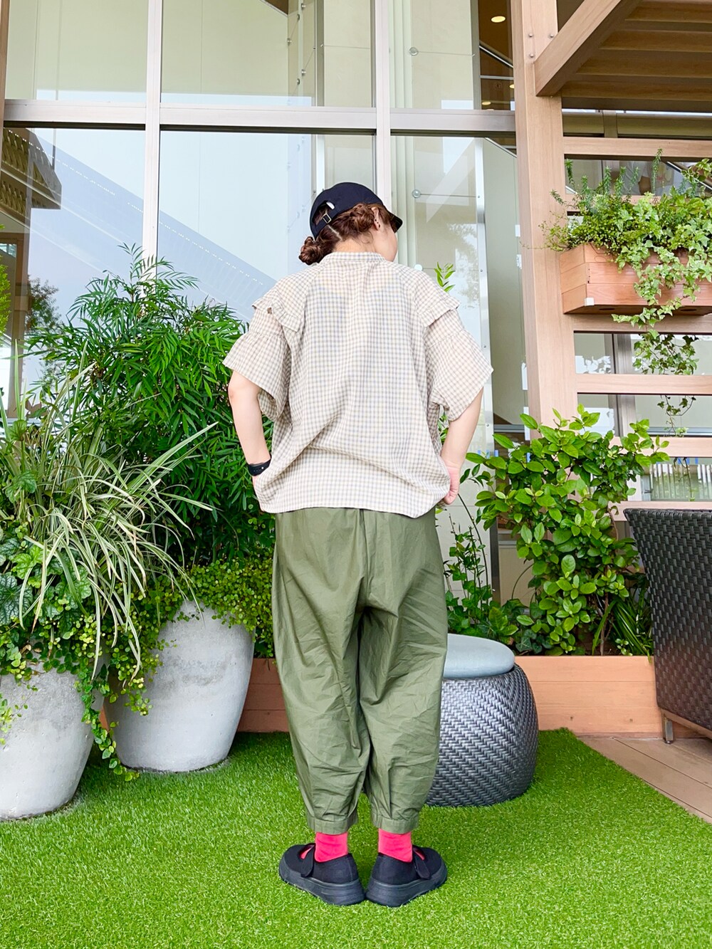 ブラック系のハットを着用したレディースの冬コーディネートの3枚目の写真