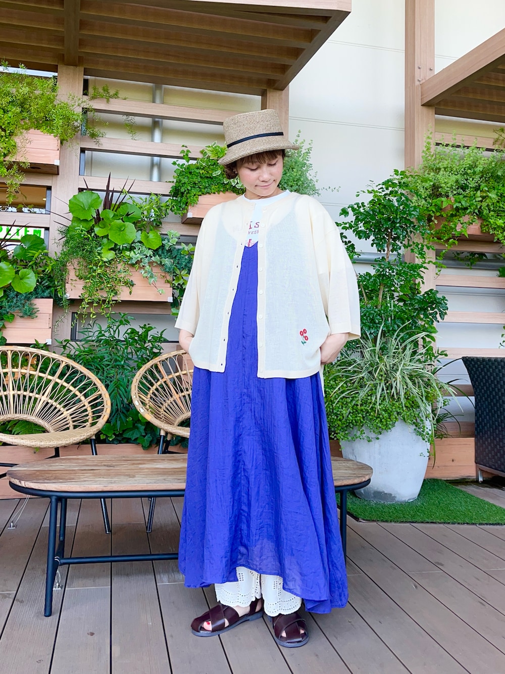 ブラウン系のハットを着用したレディースの冬コーディネートの2枚目の写真