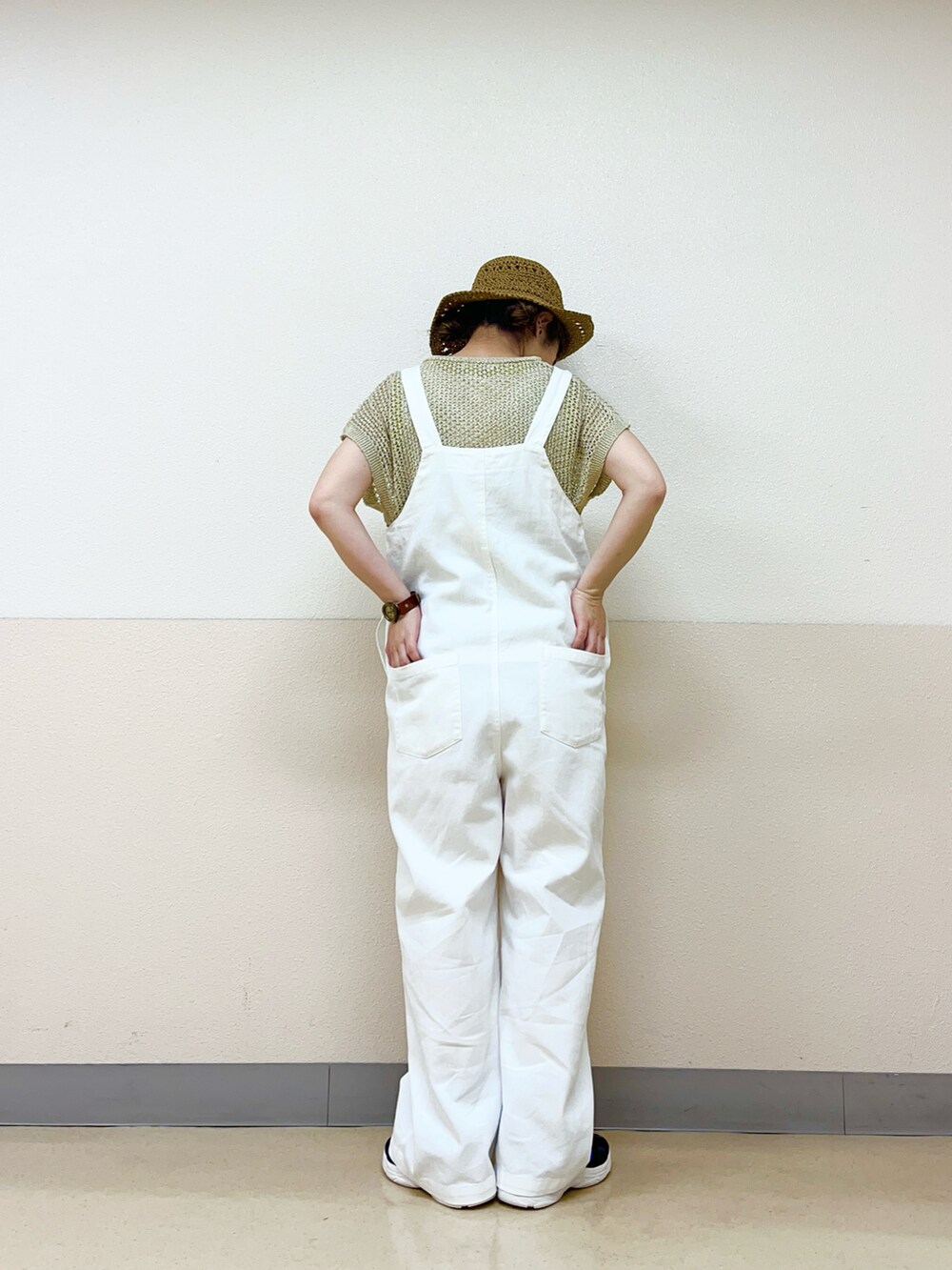 ブラウン系のハットを着用したレディースの秋コーディネートの3枚目の写真