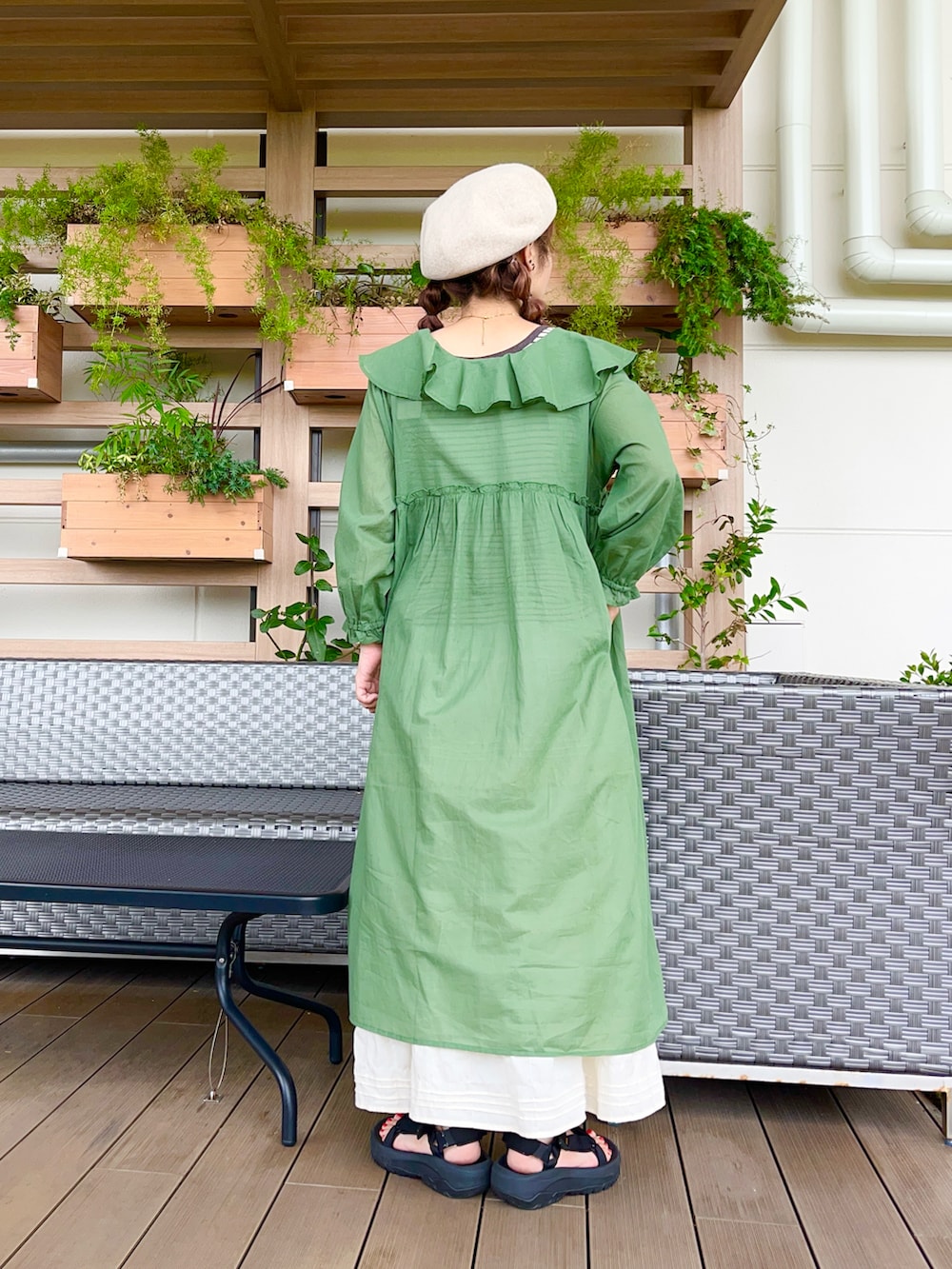 グリーン系のワンピースを着用したレディースの冬コーディネートの3枚目の写真