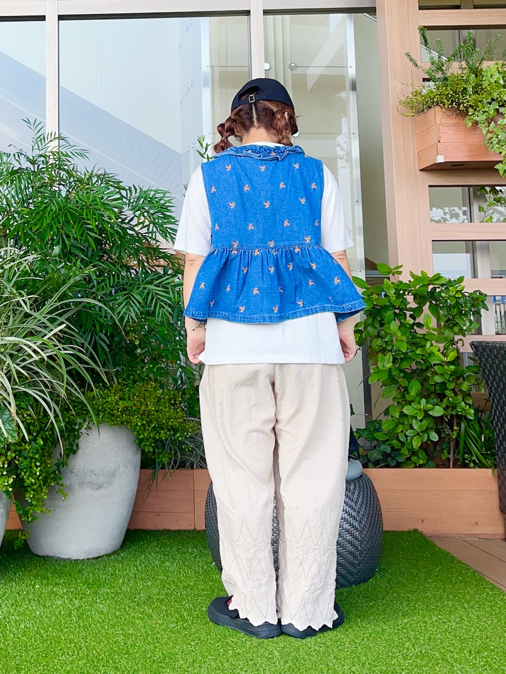 ブルー系のベストを着用したレディースの冬コーディネートの3枚目の写真