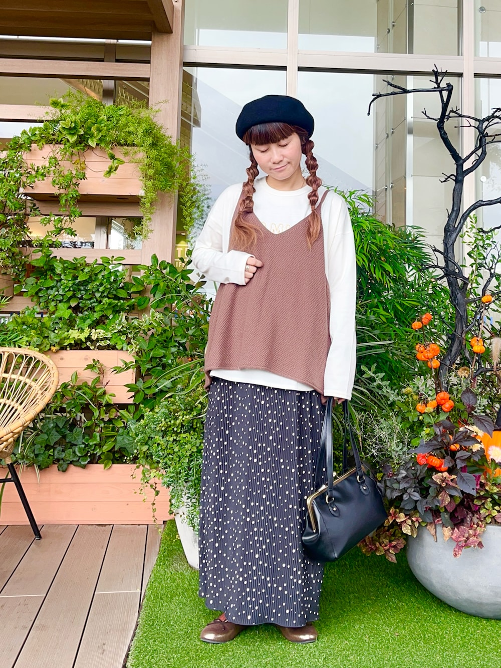 ブラック系のトップスを着用したレディースの春コーディネートの2枚目の写真