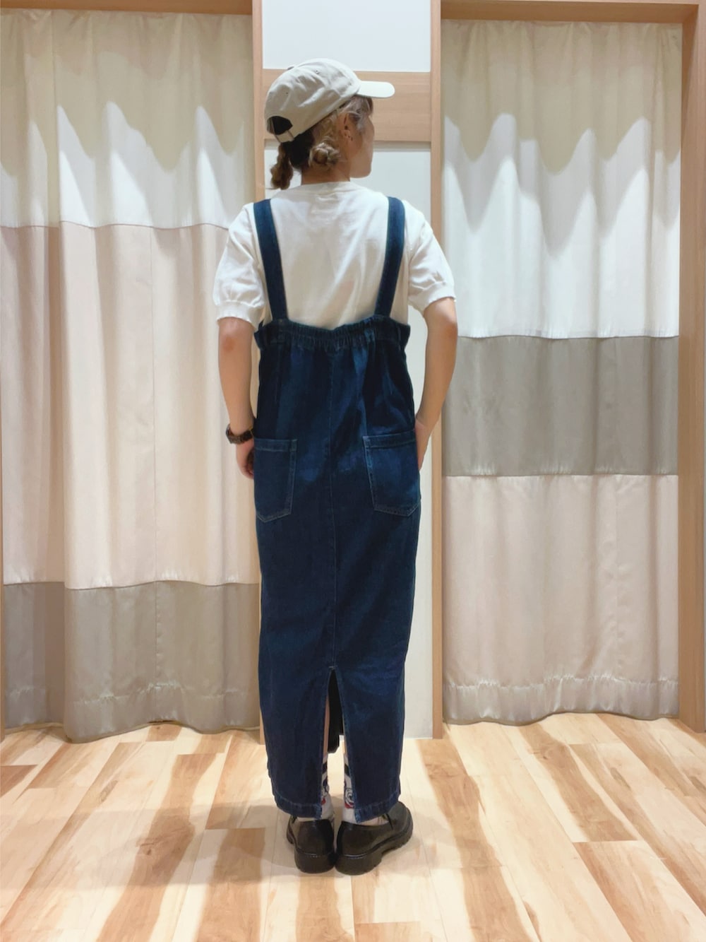 「秋のコーデ、デニムコーデ、低身長コーデ、150cm台コーデ、シンプルコーデ、秋服、ママファッション、シャツスタイル、ローファー、キャップ女子、イオンモール浜松志都呂」|「Samansa Mos2 blueの【ふっくらクッション】厚底ローファー(ドレスシューズ、ブラック系)」を使った、も な こさん(レディース・152cm)の秋コーディネートの3枚目の写真