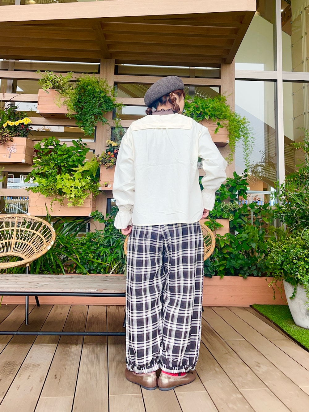 ブラック系のその他パンツを着用したレディースの春コーディネートの3枚目の写真