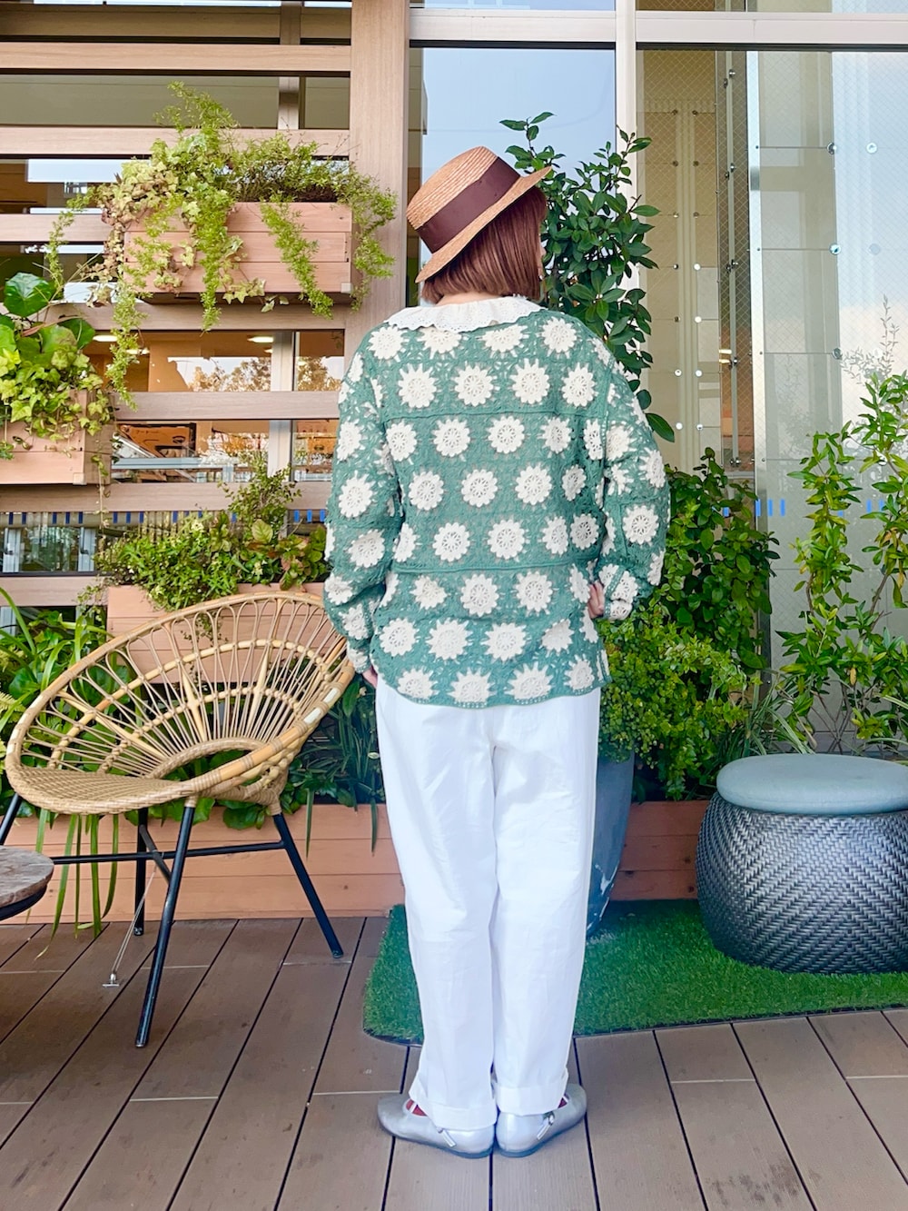 グリーン系のニット/セーターを着用したレディースの春コーディネートの3枚目の写真