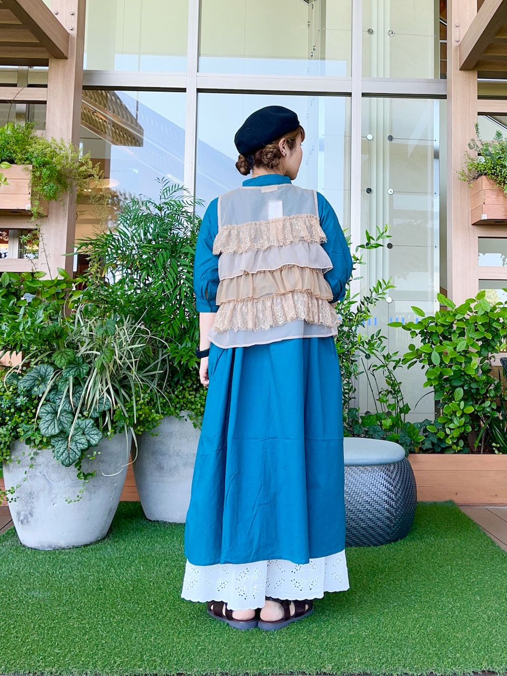 ブラック系の帽子を着用したレディースの冬コーディネートの3枚目の写真