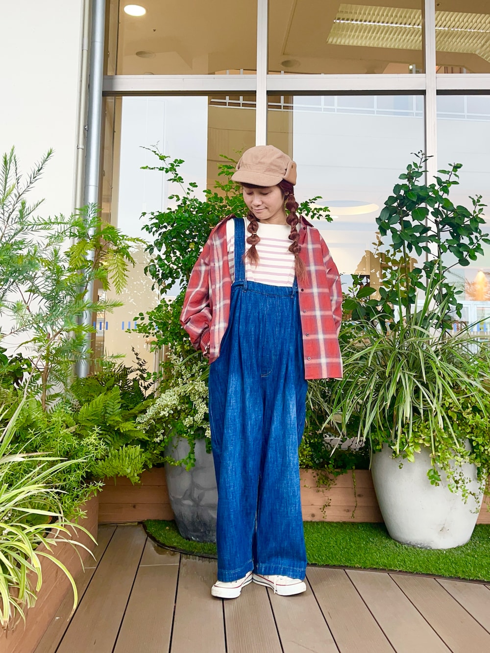 レッド系のシャツ/ブラウスを着用したレディースの春コーディネートの2枚目の写真