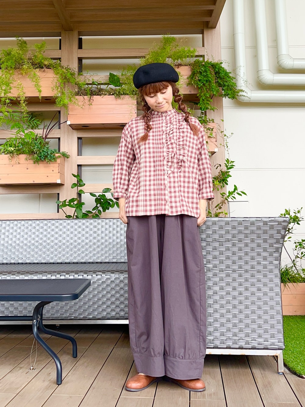 レッド系のシャツ/ブラウスを着用したレディースの冬コーディネートの2枚目の写真