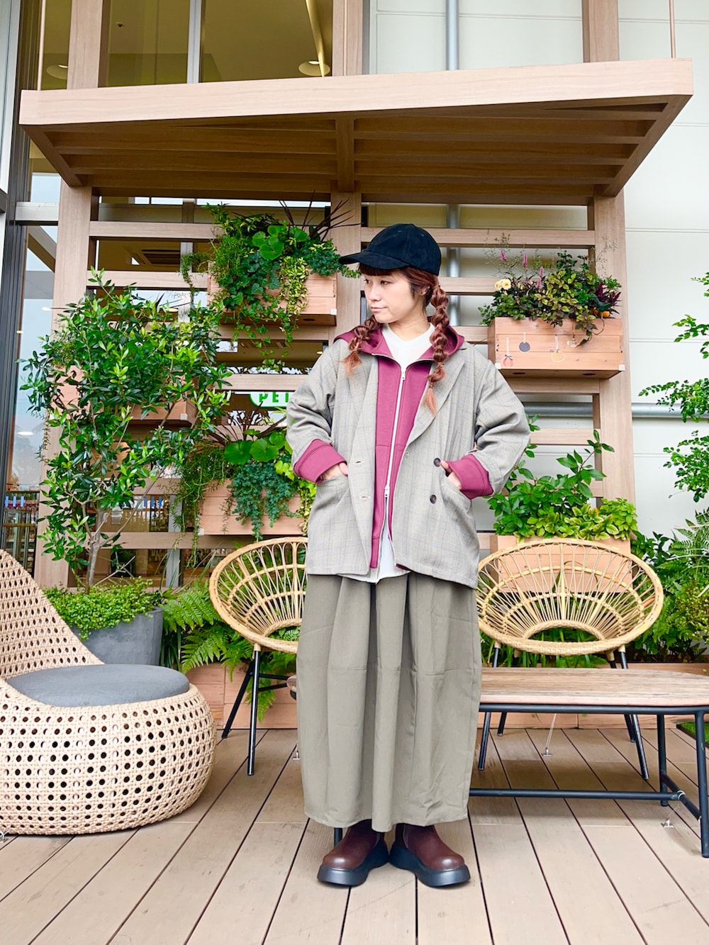 パープル系のパーカーを着用したレディースの春コーディネートの2枚目の写真