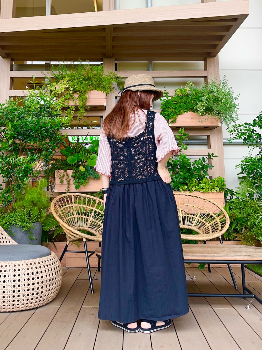 ブラック系のワンピースを着用したレディースの冬コーディネートの3枚目の写真