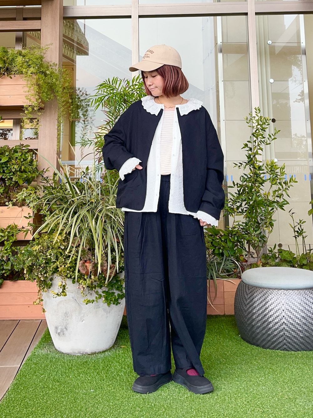 ブラック系のジャケット/アウターを着用したレディースの春コーディネートの2枚目の写真