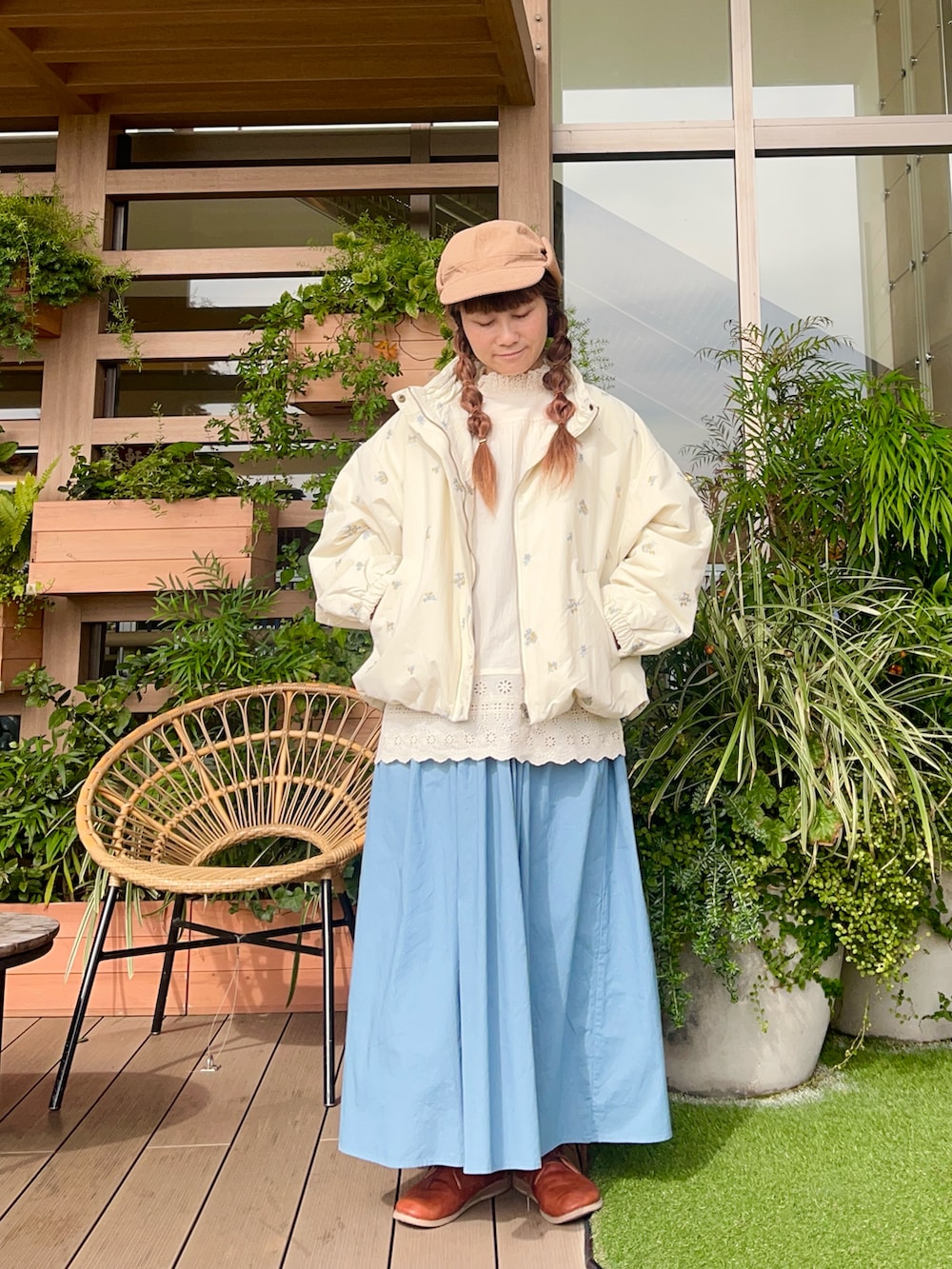 ホワイト系のノーカラージャケットを着用したレディースの春コーディネートの2枚目の写真