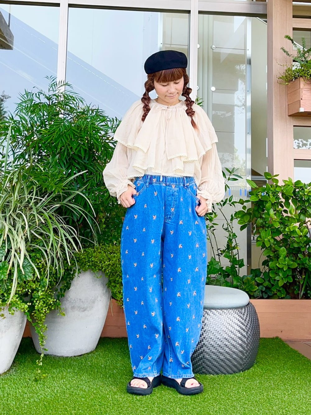 ブルー系のその他パンツを着用したレディースの冬コーディネートの2枚目の写真