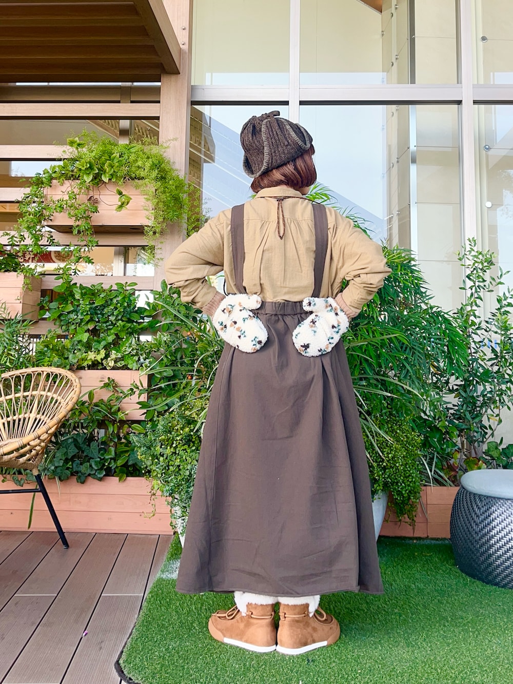 ブラウン系のワンピースを着用したレディースの春コーディネートの3枚目の写真