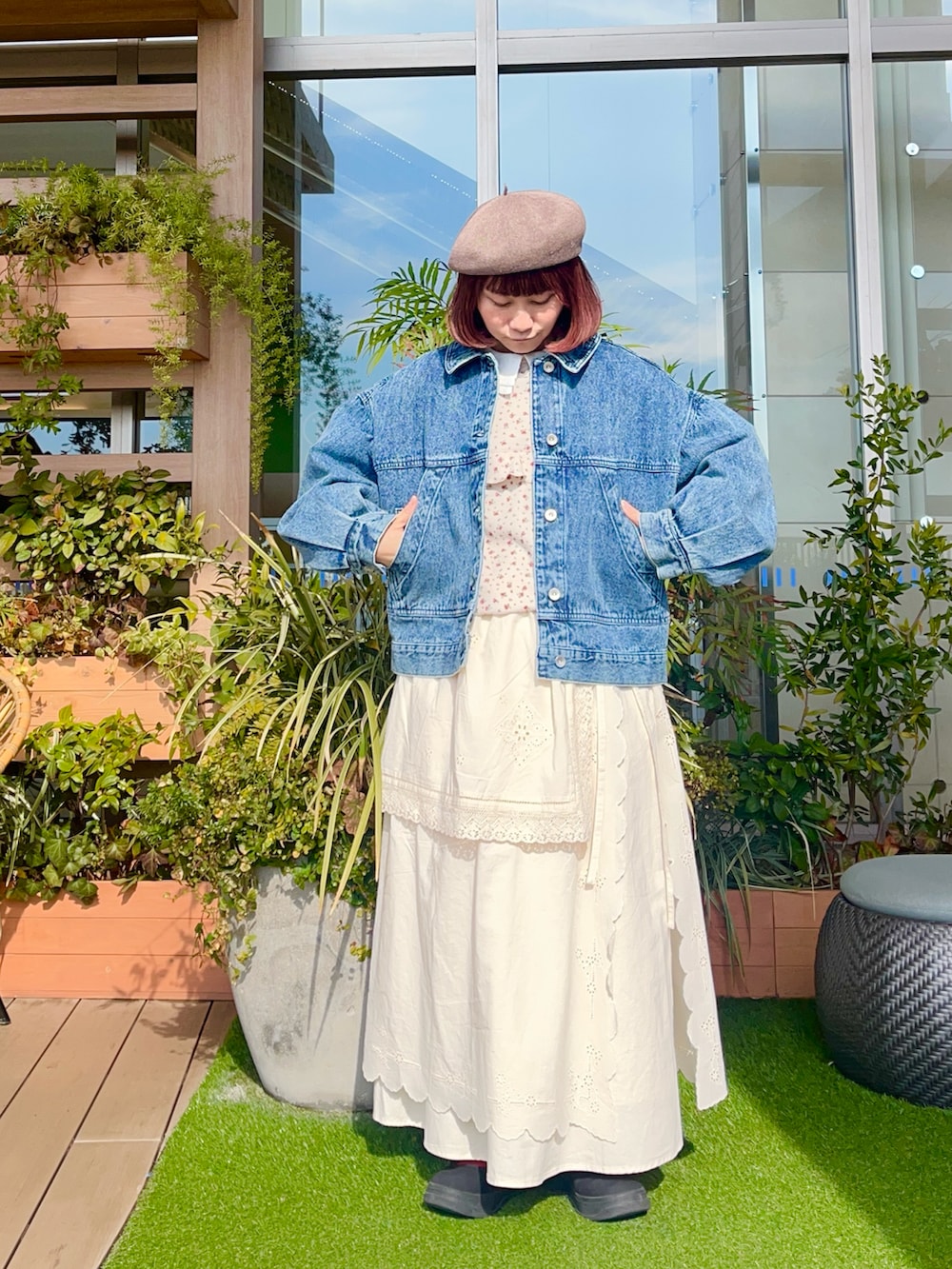 ブルー系のノーカラージャケットを着用したレディースの夏コーディネートの2枚目の写真