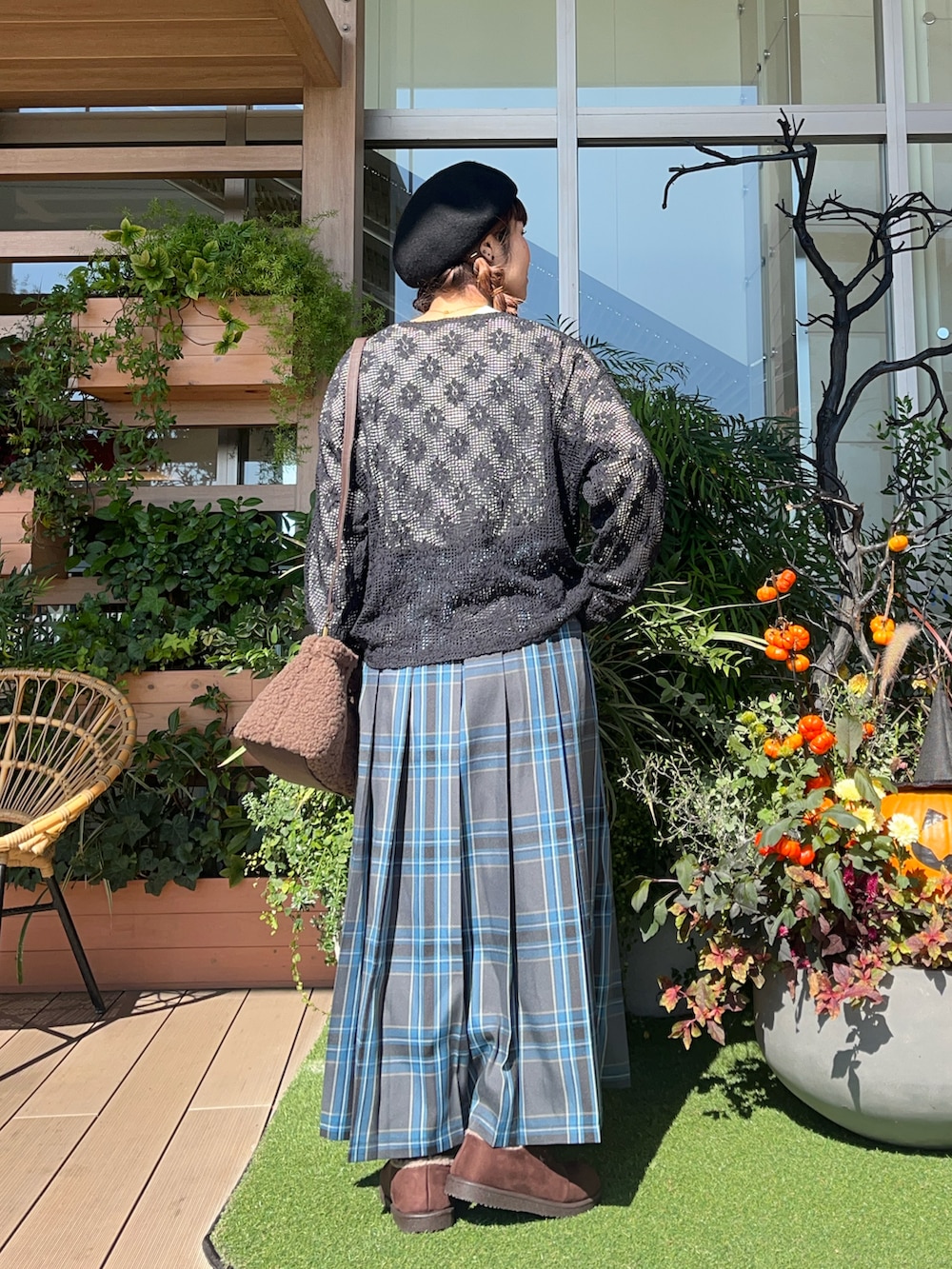 ブラック系のTシャツ/カットソーを着用したレディースの春コーディネートの3枚目の写真