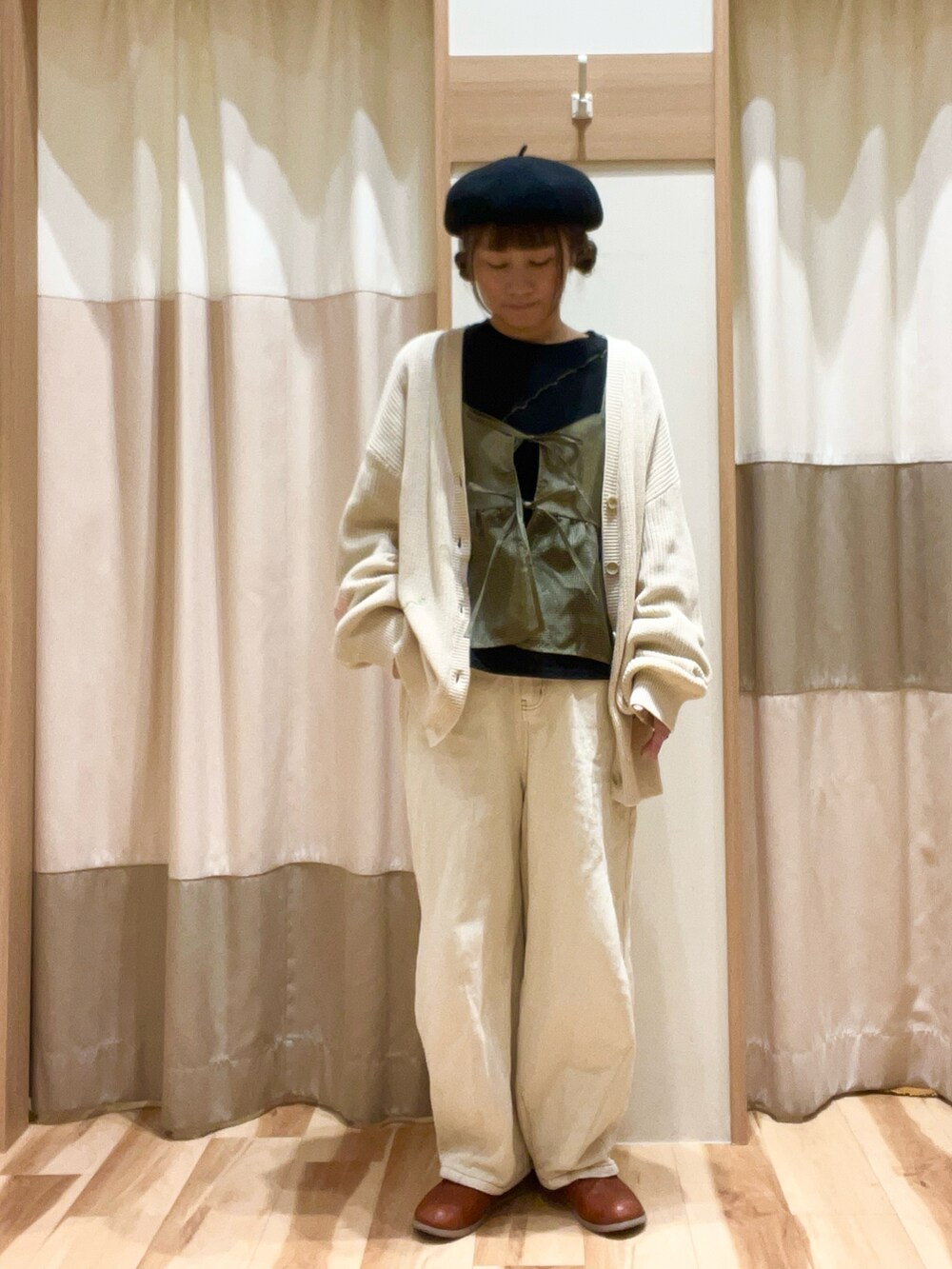 「シアートップス、オトナカジュアル、春服、オトナ女子、パンツコーデ、パンツスタイル、イオンモール浜松志都呂、サマンサ モスモス(Samansa Mos2)、SM2、ベレー帽推奨委員会、帽子かぶろう会、ビスチェコーデ、カーブデニム」｜「rpsのベレー帽（ハンチング/ベレー帽、ブラック系）」を使った、も  な  こさん（レディース・152cm）の春コーディネートの2枚目の写真