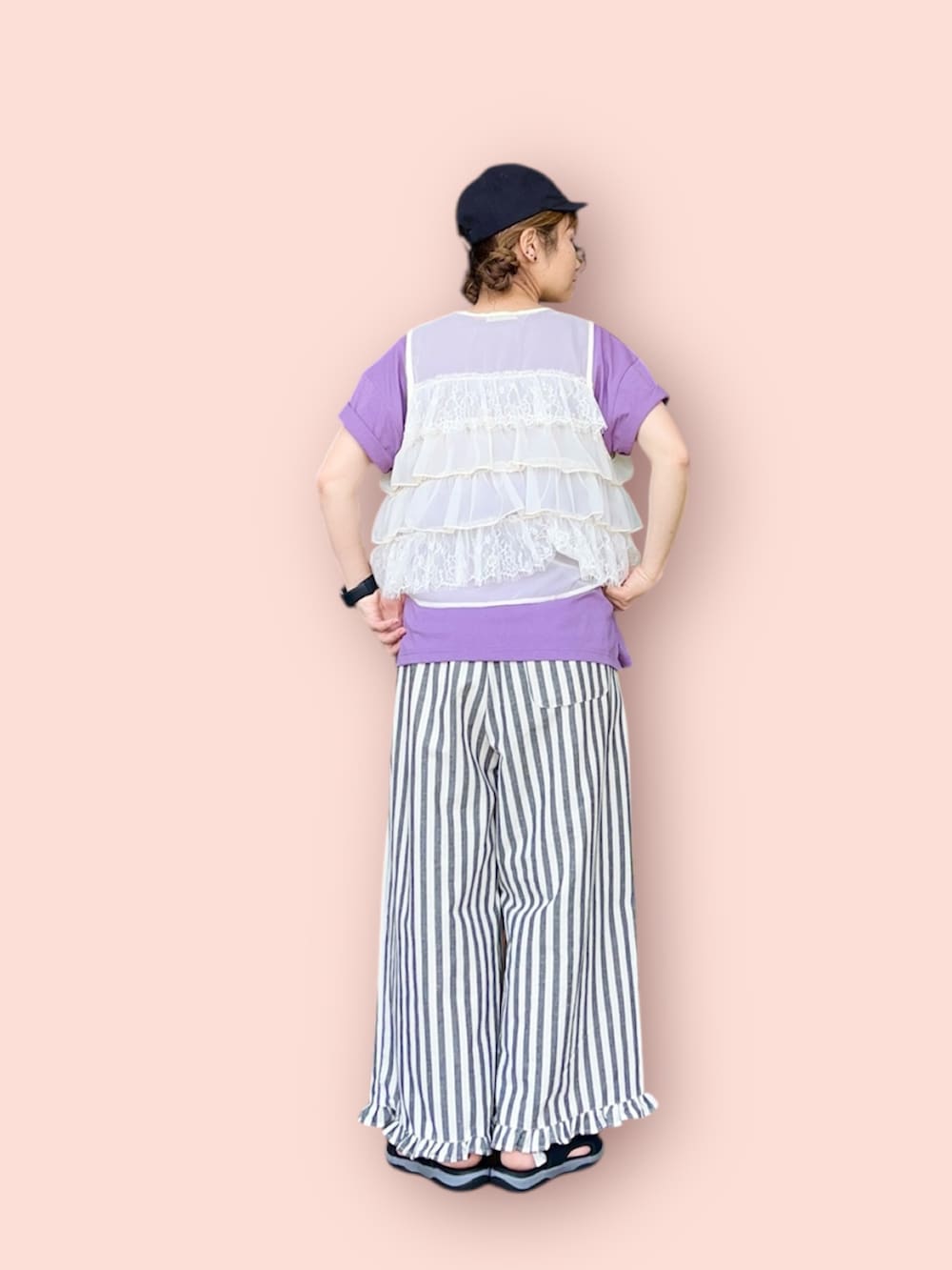 ブラック系のハットを着用したレディースの冬コーディネートの3枚目の写真