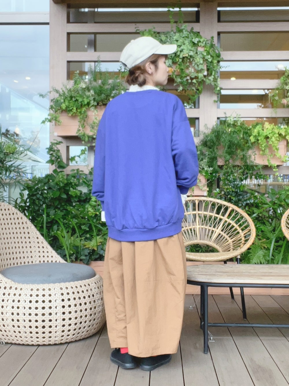 ホワイト系のトップス、ブルー系のTシャツ/カットソー、イエロー系のスカートを着用したレディースの秋コーディネートの3枚目の写真