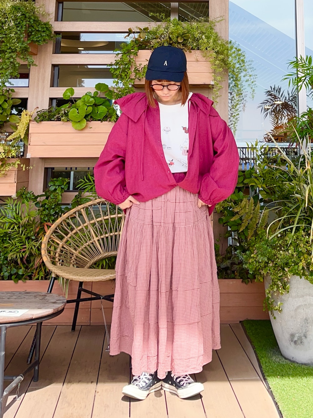 レッド系のシャツ/ブラウスを着用したレディースの春コーディネートの2枚目の写真