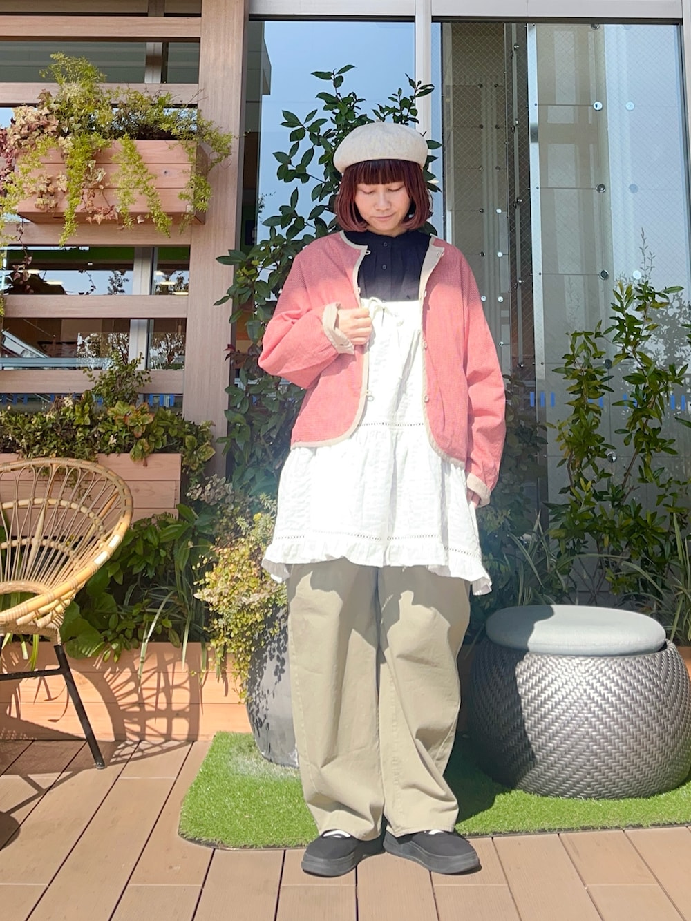 ベージュ系のジャケット/アウターを着用したレディースの夏コーディネートの2枚目の写真
