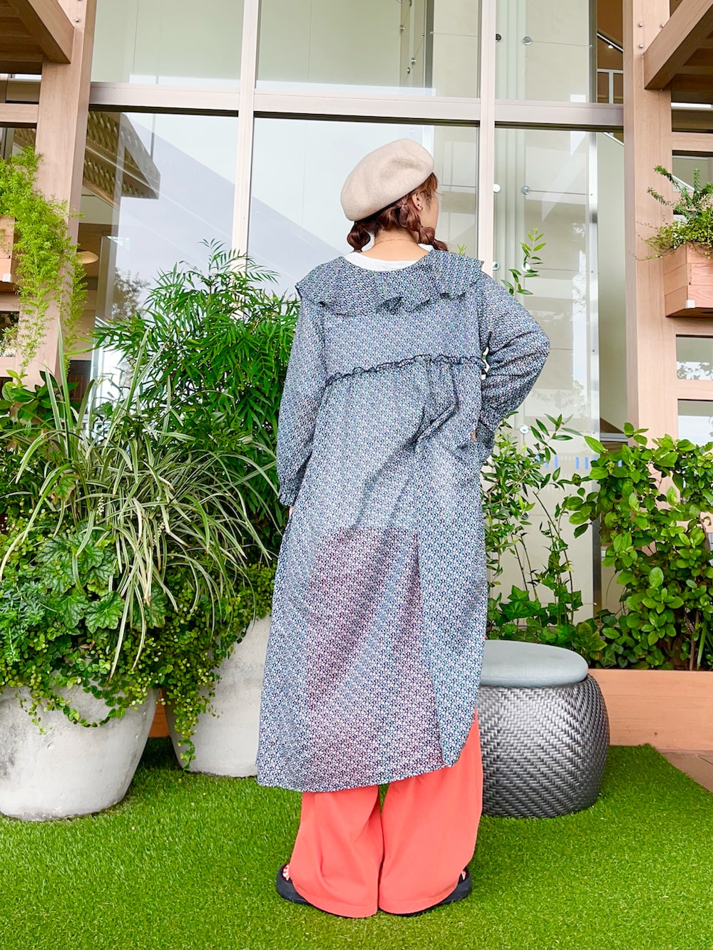 ブルー系のワンピースを着用したレディースの冬コーディネートの3枚目の写真