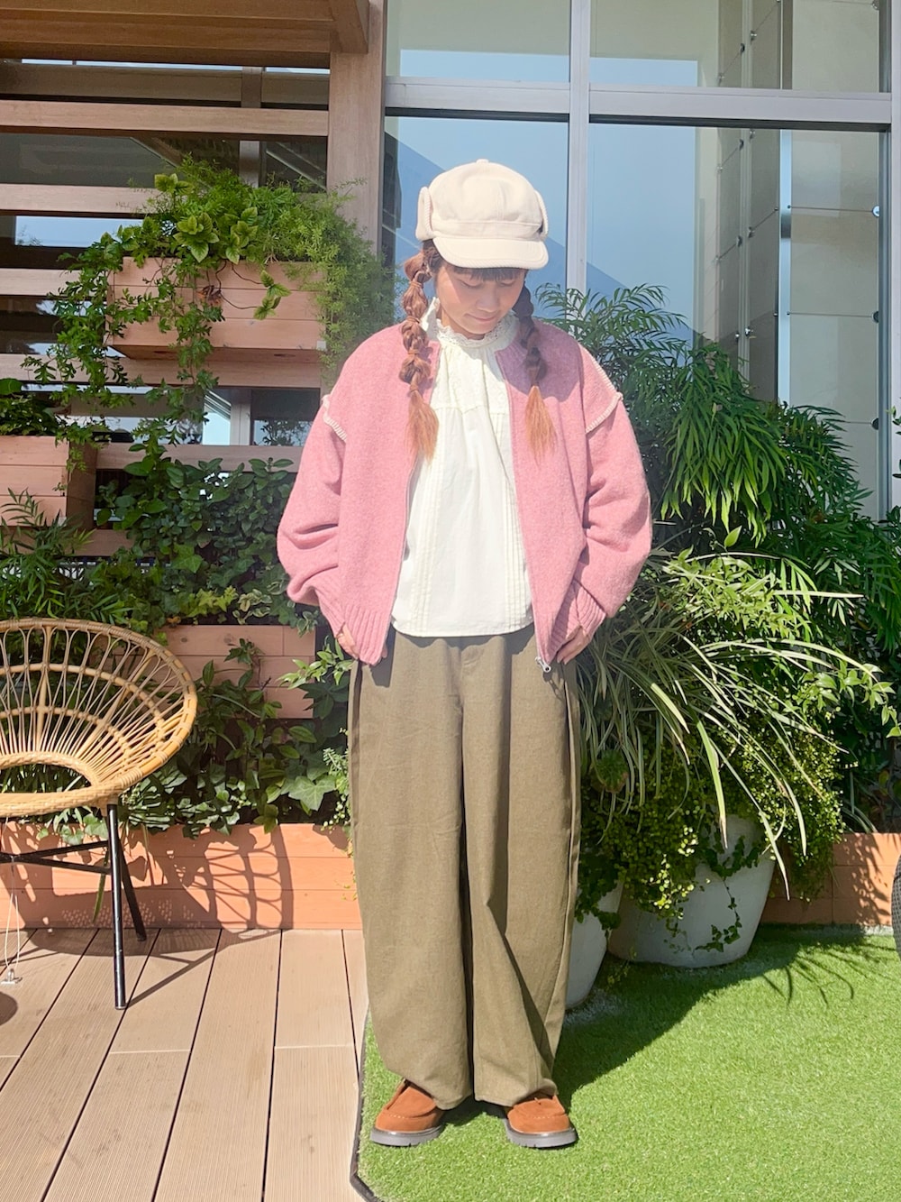 ピンク系のニット/セーターを着用したレディースの春コーディネートの2枚目の写真