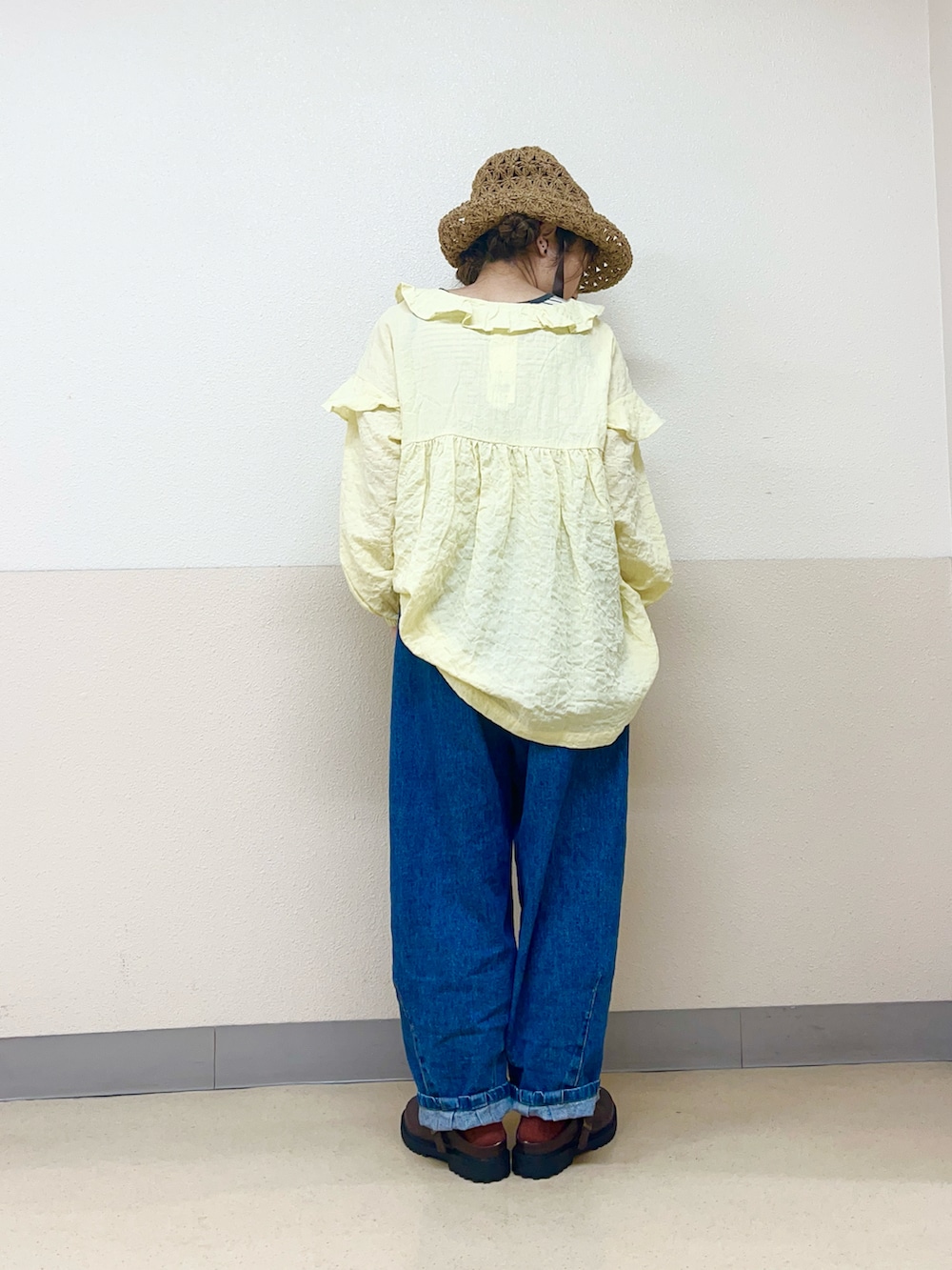 「春めき満開コーデ、春コーデ、おでかけコーデ、パンツスタイル、帽子かぶろう会、ストロー ハット、デニムパンツ、カジュアルガーリー、サマンサ モスモス(Samansa Mos2)、SM2、イオンモール浜松志都呂、イエローコーデ、チュニックブラウス」｜「Samansa Mos2のアイテム（帽子、ベージュ系）」を使った、も  な  こさん（レディース・152cm）の春コーディネートの3枚目の写真