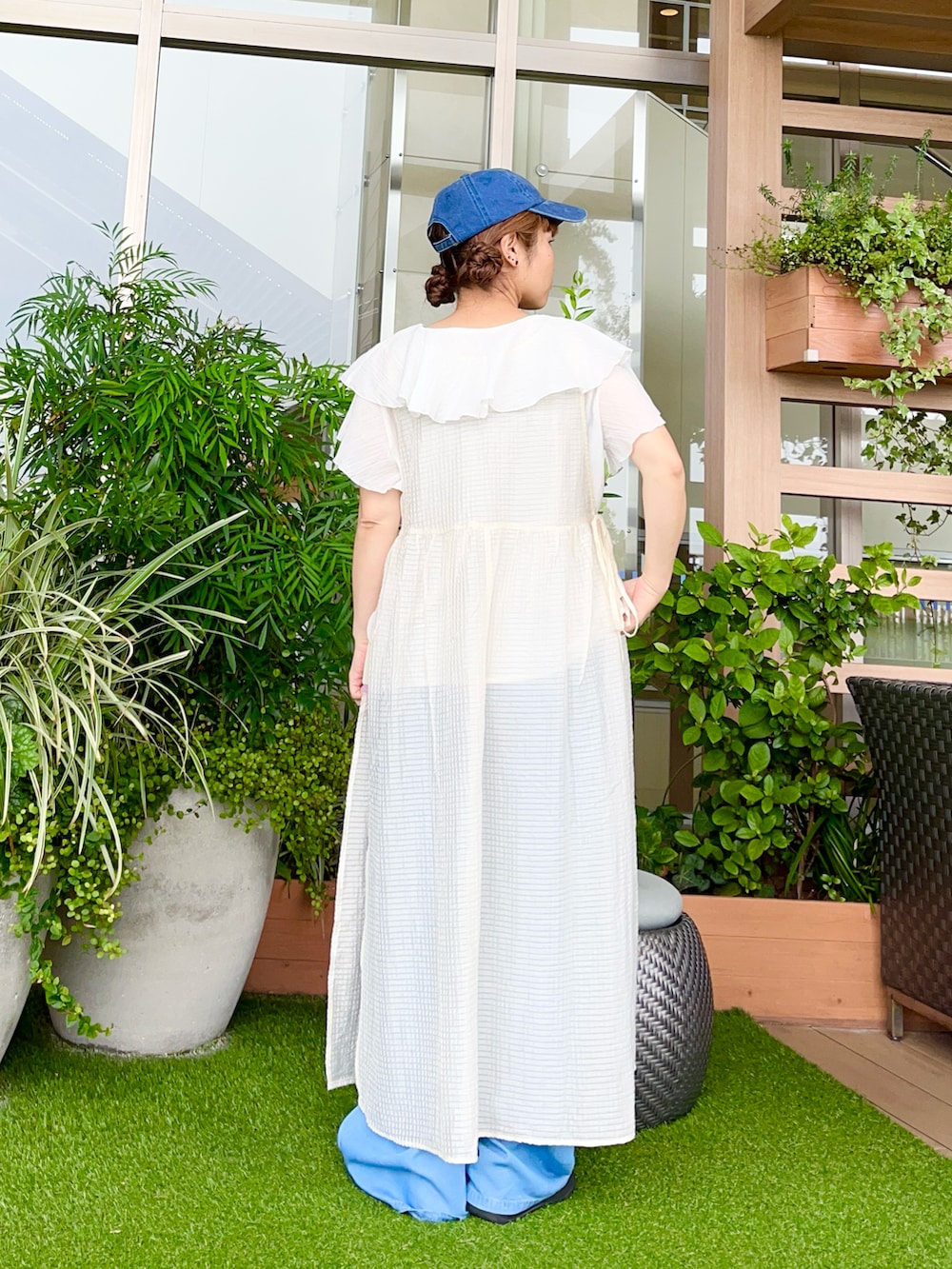 ブルー系のハットを着用したレディースの冬コーディネートの3枚目の写真